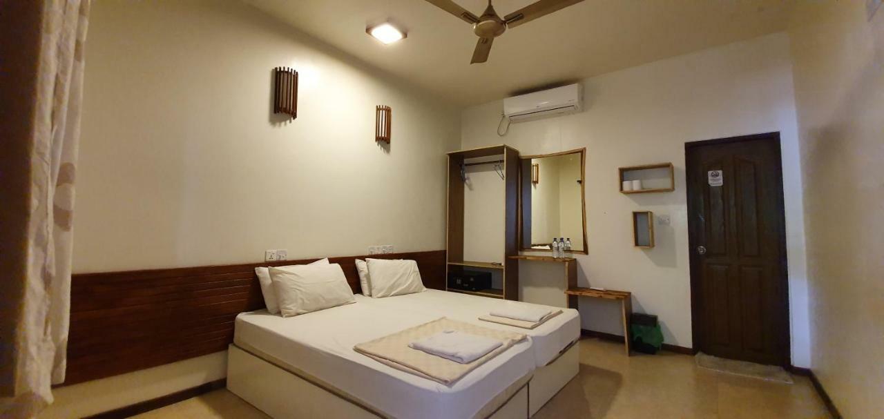 Surf Deck Hotel Thulusdhoo Exterior photo